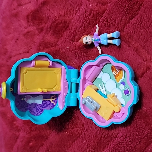 Polly Pocket with Mini Doll - Picture 2 of 3